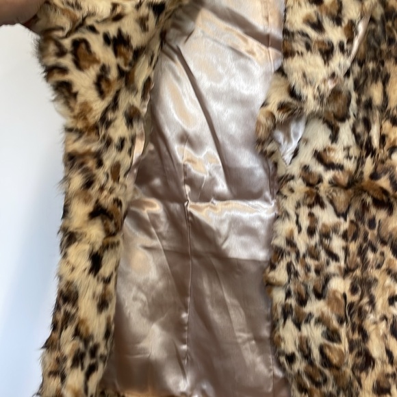 Gorgeous Cejion fur vest.  Animal print. Like New.  Medium.  Glam. Luxe. - Picture 3 of 7
